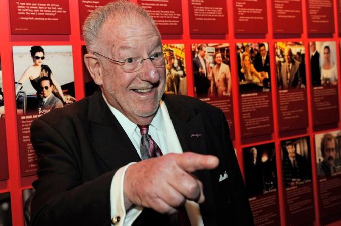 El ex alcalde de Las Vegas Oscar Goodman, que como abogado también ha defendido a personajes del crimen organizado, participa en la inauguración del museo.