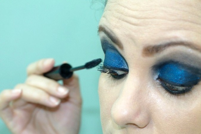 El maquillaje es un punto sensible, porque a veces lo que se veía bien cuando éramos jóvenes, resulta exagerado pasando de los 40; mucho más si la tendencia marca una paleta natural para los ojos.
