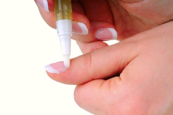 24. Una gotita sobre el esmalte de uñas harán que luzca como si acabaras de cambiarlo.