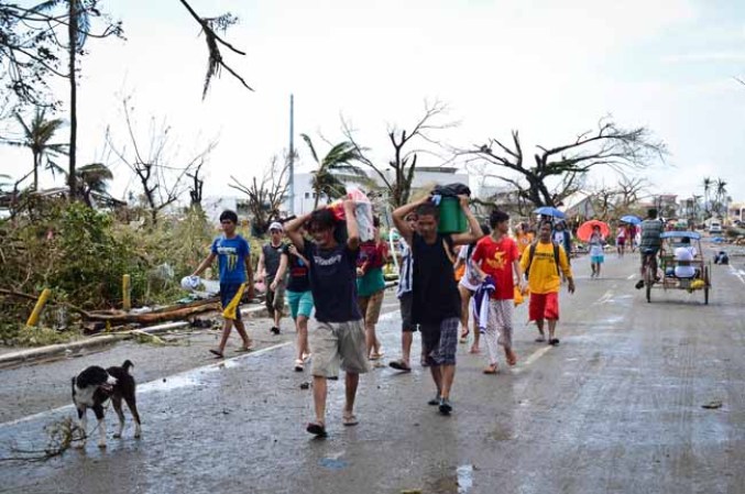 El tifón se debilitó el domingo mientras se acercaba al centro y norte de Vietnam, donde las autoridades desalojaron a más 500,000 personas.
