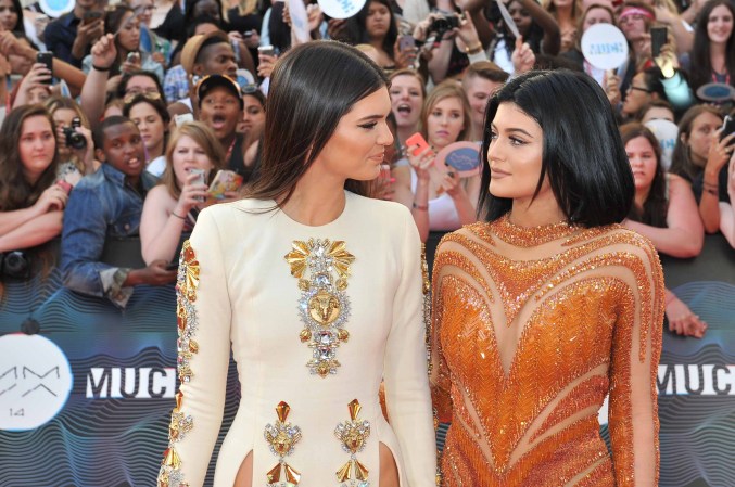 Las hermanas de Kim son modelos y sus vestidos causaron sensación en la entrega de premios, especialmente el de Kendall (izquierda). Kylie (derecha) también generó suspiros.