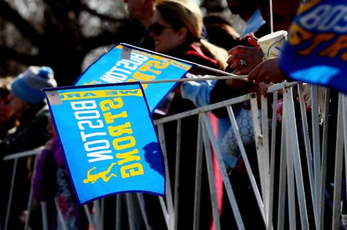 Las personas que se acercaban a la línea de arranque debían pasar por revisiones de seguridad.
