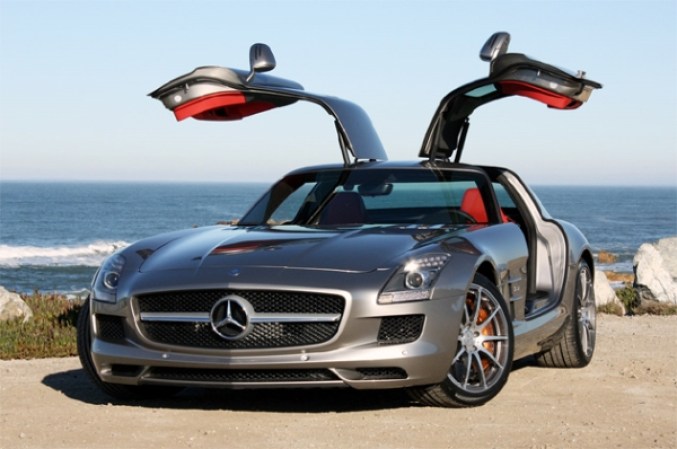 Entre los más lujosos, un Mercedes Benz SLS como este.
