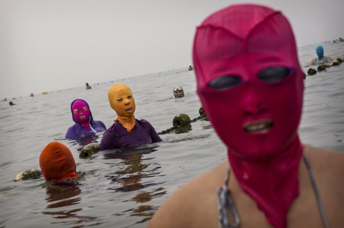 La moda del "face-kini" llegó para quedarse.
