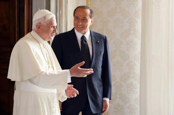 6 de octubre del 2012 - El ex mayordomo papal es condenado por haber robado cartas privadas del pontífice para dárselas a un periodista. En la foto: Benedicto XVI con Silvio Berlusconi,