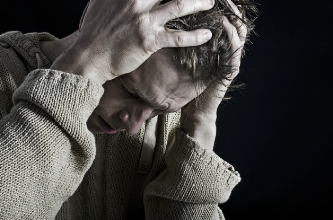 1. Migrañas y dolores de cabeza: Provocados por la dilatación de vasos sanguíneos o espasmos musculares del cuello y la cabeza.