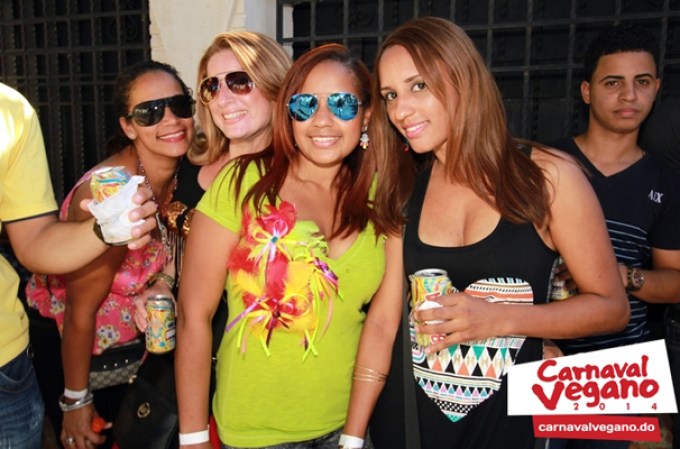 Imágenes del Carnaval Vegano 2014 desde la Vega, República Dominicana.