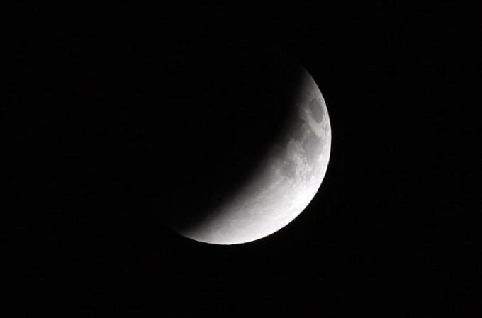 El continente americano pudo ver un eclipse total de la Luna, que duró unos 78 minutos y fue retransmitido en directo por la NASA en conexión con el Marshall Space Flight Center de Alabama (EEUU).