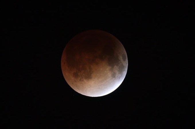 15 DE ABRIL, 2014: El continente americano pudo ver un eclipse total de la Luna, que duró unos 78 minutos y fue retransmitido en directo por la NASA en conexión con el Marshall Space Flight Center de Alabama (EEUU).
