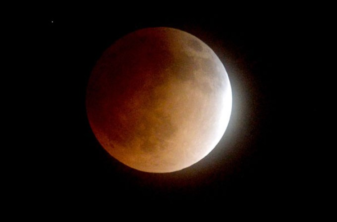 El continente americano pudo ver un eclipse total de la Luna, que duró unos 78 minutos y fue retransmitido en directo por la NASA en conexión con el Marshall Space Flight Center de Alabama (EEUU).