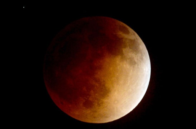El continente americano pudo ver un eclipse total de la Luna, que duró unos 78 minutos y fue retransmitido en directo por la NASA en conexión con el Marshall Space Flight Center de Alabama (EEUU).