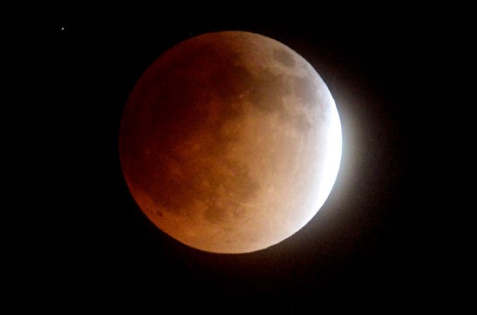 El continente americano pudo ver un eclipse total de la Luna, que duró unos 78 minutos y fue retransmitido en directo por la NASA en conexión con el Marshall Space Flight Center de Alabama (EEUU).