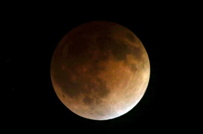El continente americano pudo ver un eclipse total de la Luna, que duró unos 78 minutos y fue retransmitido en directo por la NASA en conexión con el Marshall Space Flight Center de Alabama (EEUU).