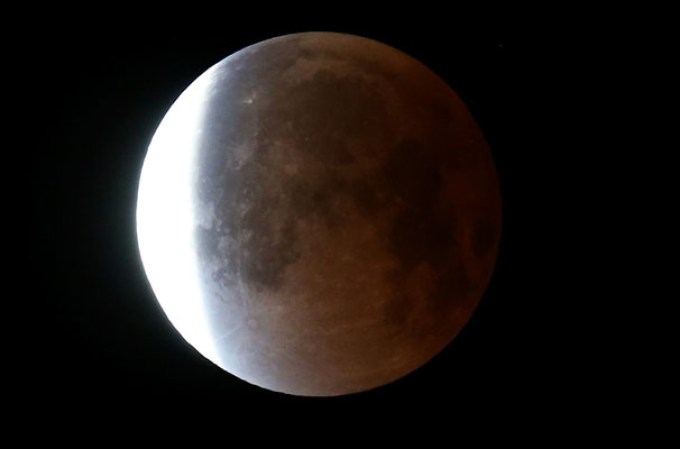 El continente americano pudo ver un eclipse total de la Luna, que duró unos 78 minutos y fue retransmitido en directo por la NASA en conexión con el Marshall Space Flight Center de Alabama (EEUU).