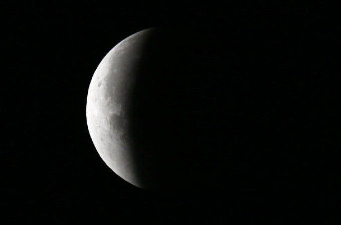 El continente americano pudo ver un eclipse total de la Luna, que duró unos 78 minutos y fue retransmitido en directo por la NASA en conexión con el Marshall Space Flight Center de Alabama (EEUU).