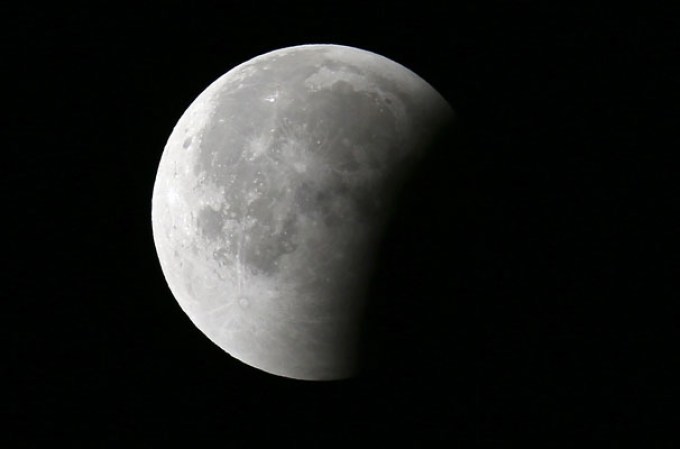El continente americano pudo ver un eclipse total de la Luna, que duró unos 78 minutos y fue retransmitido en directo por la NASA en conexión con el Marshall Space Flight Center de Alabama (EEUU).