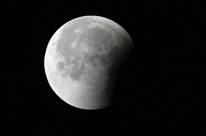 El continente americano pudo ver un eclipse total de la Luna, que duró unos 78 minutos y fue retransmitido en directo por la NASA en conexión con el Marshall Space Flight Center de Alabama (EEUU).