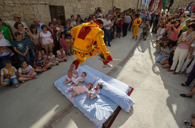 CASTRILLO DE MURCIA, festival El Salto del Colacho.