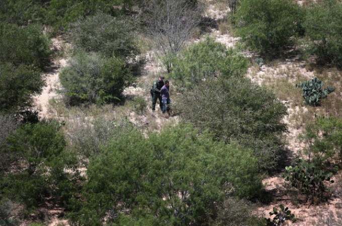 A diario, la Patrulla Fronteriza es parte de escenas como la que muestra esta imagen tomada en Falfurrias, Texas.