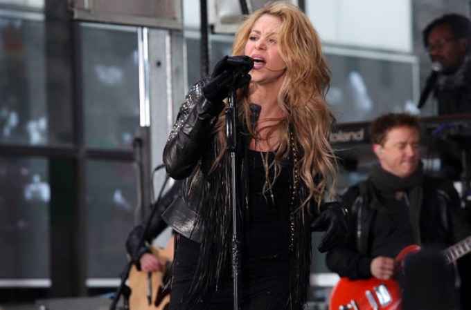 La estrella colombiana retorna por todo alto a los escenarios ante el lanzamiento de su nuevo disco, y tras convertirse en madre. Presentación de Shakira en el show “Today” en la Plaza Rockefeller de Nueva York.