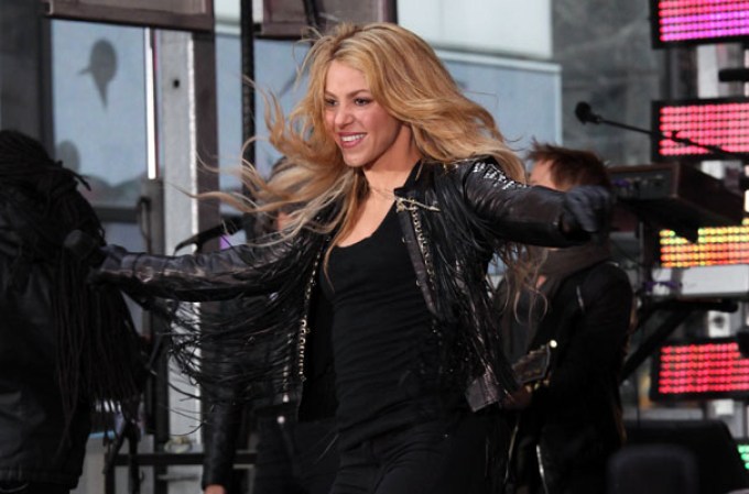 La estrella colombiana retorna por todo alto a los escenarios ante el lanzamiento de su nuevo disco, y tras convertirse en madre. Presentación de Shakira en el show “Today” en la Plaza Rockefeller de Nueva York.