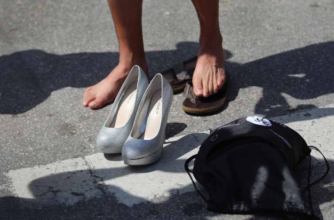 Teddy Fournier hace lo mismo. De acuerdo al reglamento, los competidores deben usar tacones altos de no menos de tres pulgadas, aproximadamente.