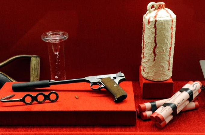 Una de las muestras da cuenta de todo tipo de herramientas empleadas para matar gente, incluyendo las consabidas pistolas pero también dinamita.