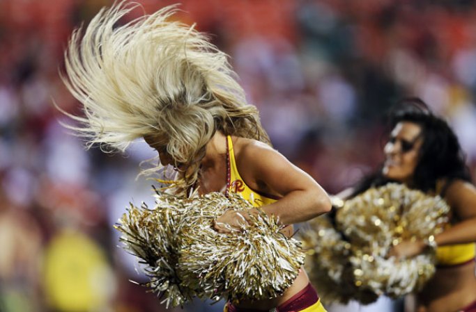 Las porristas de la NFL y del "football" universitario asombran con su belleza y su energía.