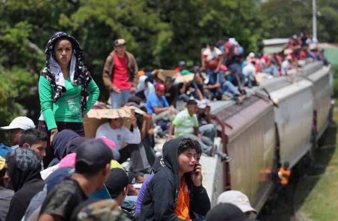 Viajeros de "la bestia" camino a la esperanza.