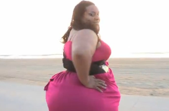 La joven de Los Ángeles ha batido el récord de las caderas más grandes del mundo y está orgullosa por ello.