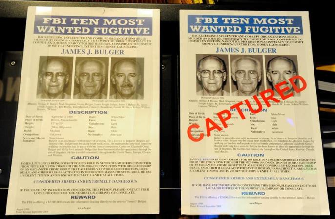 Cartel en el que se pide la captura de James Bulger, el jefe de una pandilla criminal en Boston que estuvo fugado durante años antes de ser capturado en California junto a su novia, en el 2011. La película "The Departed" estuvo parcialmente basada en este personaje.