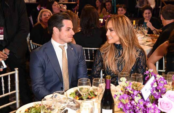 Beso explosivo entre J.Lo y Rita Moreno.