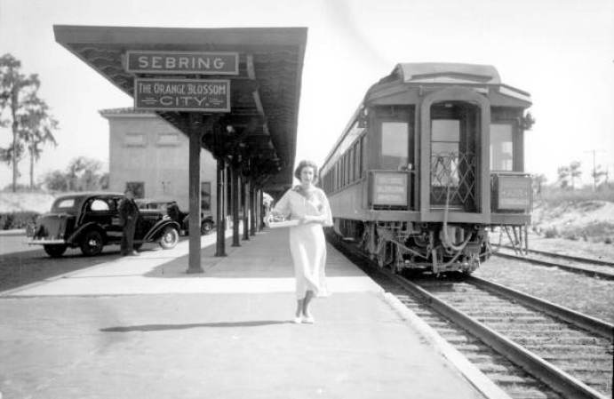 Los trenes transportaban turistas y a lo mejor al final del viaje a uno de ellos le esperaba una mujer como ésta. Al menos eso era lo que prometía la publicidad que emanaba de la Florida. (Sebring, década de 1930).