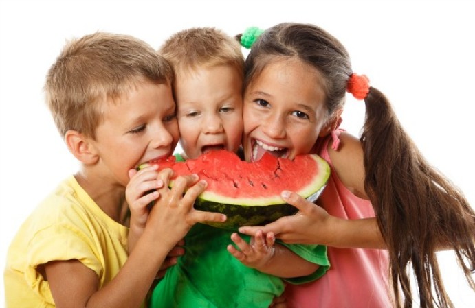 7. Mito de las semillas de fruta. Si te comes las semillas de la sandía (o de cualquier otra fruta similar) te crecerá un árbol en la panza.