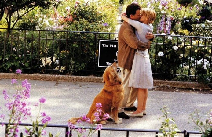 Si lo tuyo son las citas en línea: “Tienes un e-Mail” (You’ve got mail). La comedia romántica protagonizada por Meg Ryan y Tom Hanks muestra cómo las relaciones pueden jugar bromas: en persona eran casi enemigos y competidores, pero en sus conversaciones en línea son amigos, confidentes y terminan enamorados.