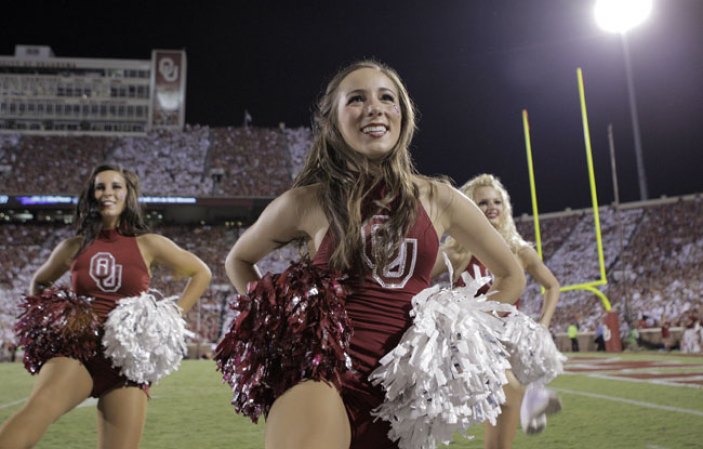Las porristas de la NFL y del "football" universitario asombran con su belleza y su energía.