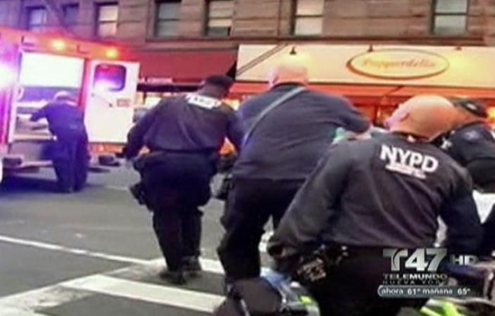 Varios grupos de emergencia rodearon el lujoso apartamento de Manhattan.