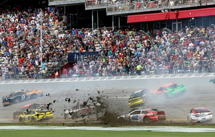 DAYTONA BEACH, Kyle Larson, #42 Target Chevrolet, sufre un accidente durante la NASCAR Sprint Cup Series Coke Zero 400