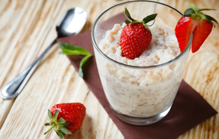 Avena con sabores. Si quieres sumar los valores nutritivos de la avena, pero no agregar azúcar, olvídate de las versiones saborizadas. Por ejemplo, una taza de avena con sabor a canela, tiene 17 gr de azúcar. Por eso, la mejor es la versión natural o sin sabor.