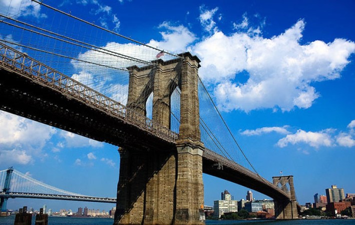 Brooklyn Bridge (Puente de Brooklyn): Fue construido entre 1870 y 1883. El puente une los distritos de Manhattan y de Brooklyn en la ciudad de Nueva York. También es uno de los puentes colgantes más grandes del mundo.