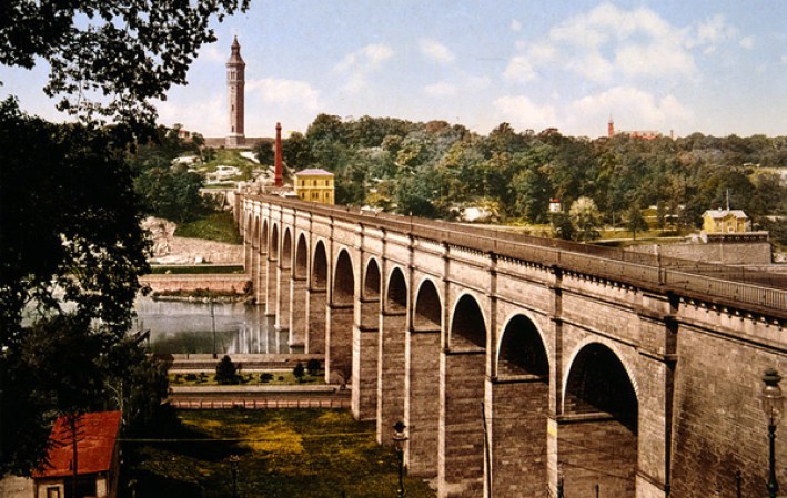 High Bridge: El Puente Highbridge fue construido en 1848, e interconecta a Washington Heights con el Bronx. Es el puente más viejo de la ciudad de Nueva York, y fue cerrado a todo tráfico desde el año 1970. Se espera que el puente se reabierto en el 2014.