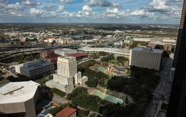 El costo de vida, los salarios por encima del promedio y las fuertes perspectivas de empleo son tres grandes razones por las que muchas graduados de Harvard y Stanford, deben empacar sus maletas y dirigirse a Texas.