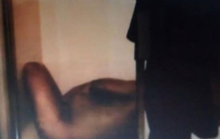Algunas de estas fotos muestran el cadáver ensangrentado de Alexander todavía dentro de la ducha, que fue donde perdió la vida