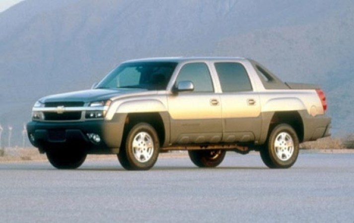 Los vehículos decomisados incluyen varias camionetas como esta Chevrolet Avalanche.