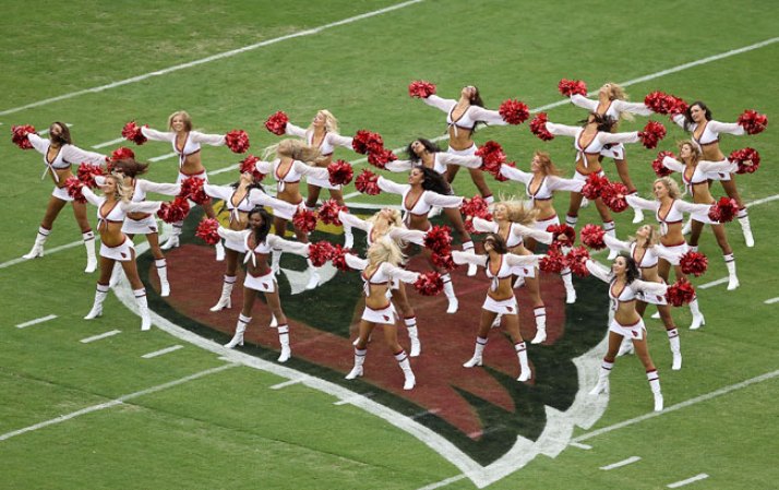Las porristas de la NFL y del "football" universitario asombran con su belleza y su energía.