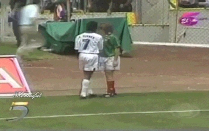 Se gano a pulso su apodo de "El piojo" durante su carrera como futbolista.