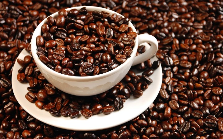 El café alivia el dolor de cabeza, debido a su efecto dilatador de los vasos sanguíneos del cerebro.