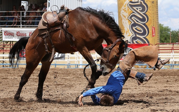 PRESCOTT, Bryce Quinn es tirado de su caballo en el Bronc Riding "World's Oldest Rodeo"