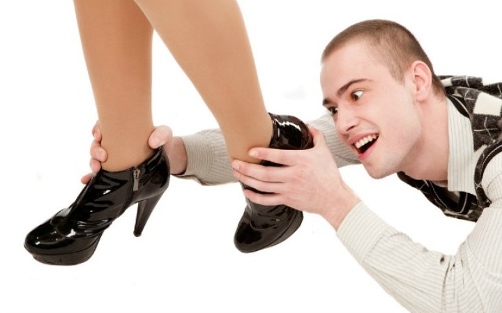 5- Lo que es aprender a caminar con tacones y saber qué tan grandes pueden ser antes de que la caída sea inevitable.