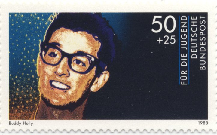 El músico rock Charles Hardin Holley mejor conocido como Buddy Holly, falleció junto con el cantante Ritchie Valens cuando viajaban en una avioneta por Iowa, de concierto en concierto, el 3 de febrero de 1959.